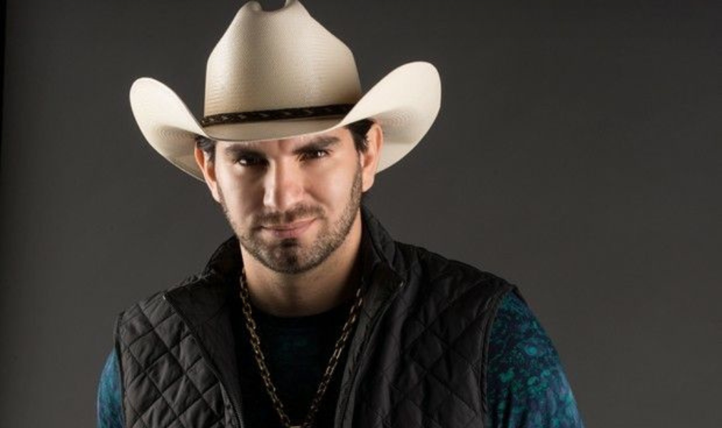 Cantor Loubet se apresenta ao vivo em show em Campo Grande