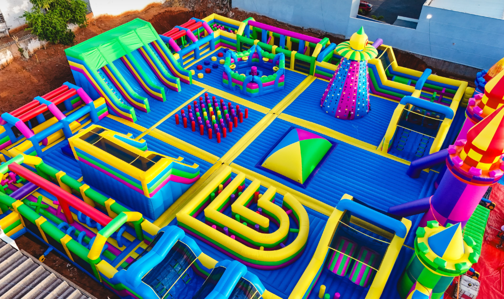 Vista aérea do Adoleta Jump Park com brinquedos infláveis gigantes em Campo Grande