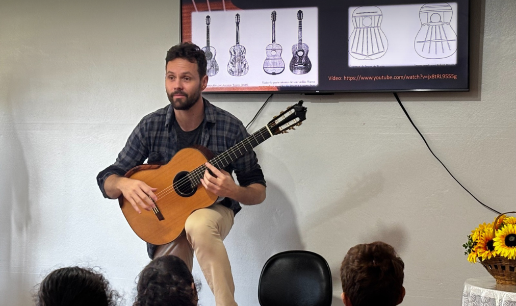 Evandro Dotto ministra oficina sobre a história do violão em São Gabriel do Oeste.