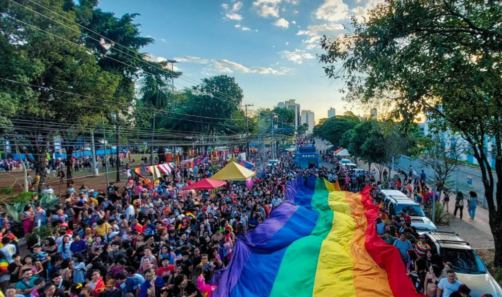 Multidão colorida ocupa a Praça do Rádio Clube na Parada LGBTQIAPN+ de Campo Grande