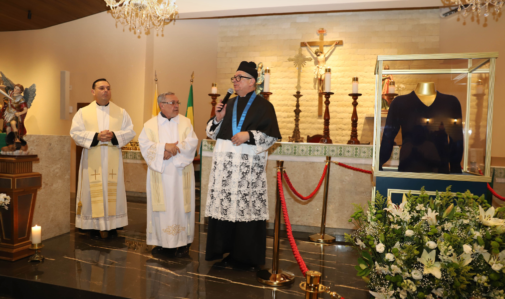 Padre Marcelo Tenório ao lado da relíquia de Carlo Acutis no altar da Paróquia São Sebastião