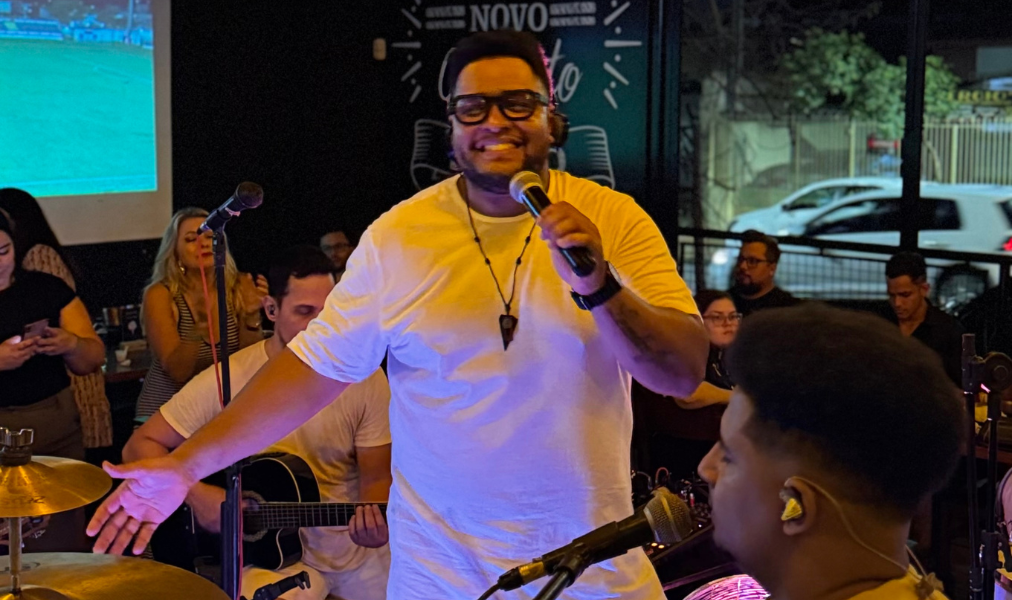 Daran Junior em apresentação de samba em Campo Grande