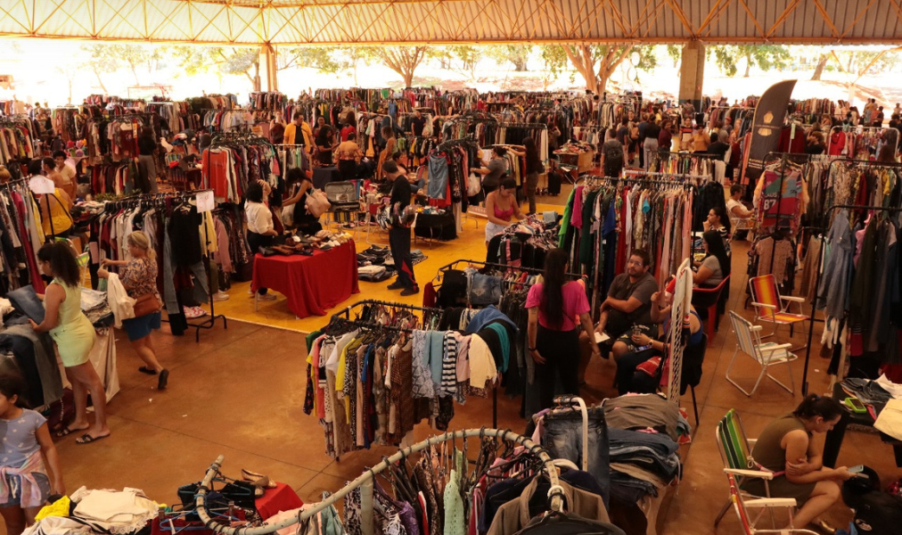 Público explora as araras de roupas e acessórios no Desapega CG em Campo Grande