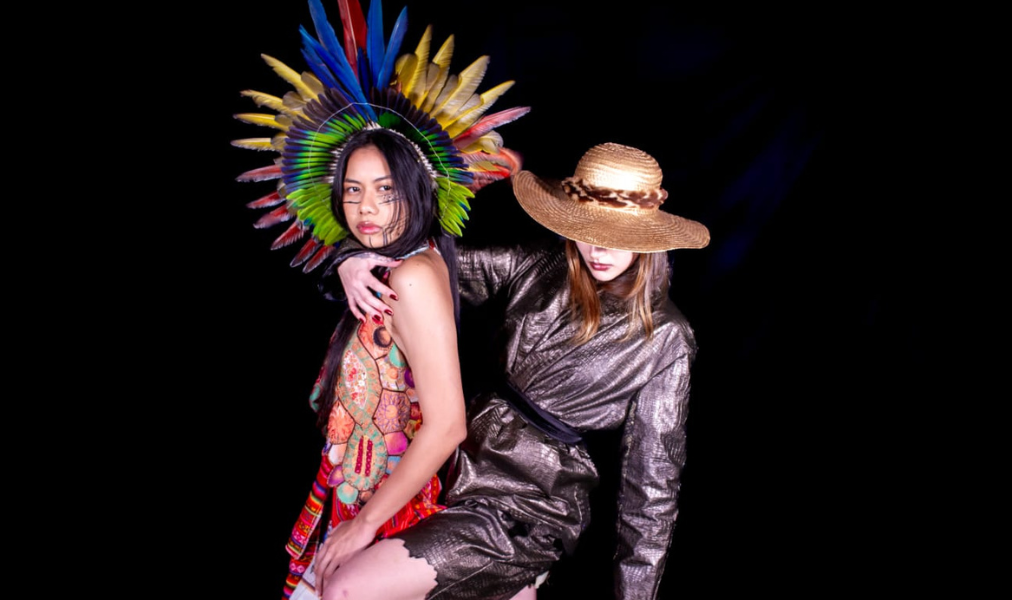 Mulheres indígenas apresentam looks da coleção Xeque Mate no Teatro Aracy Balabanian.