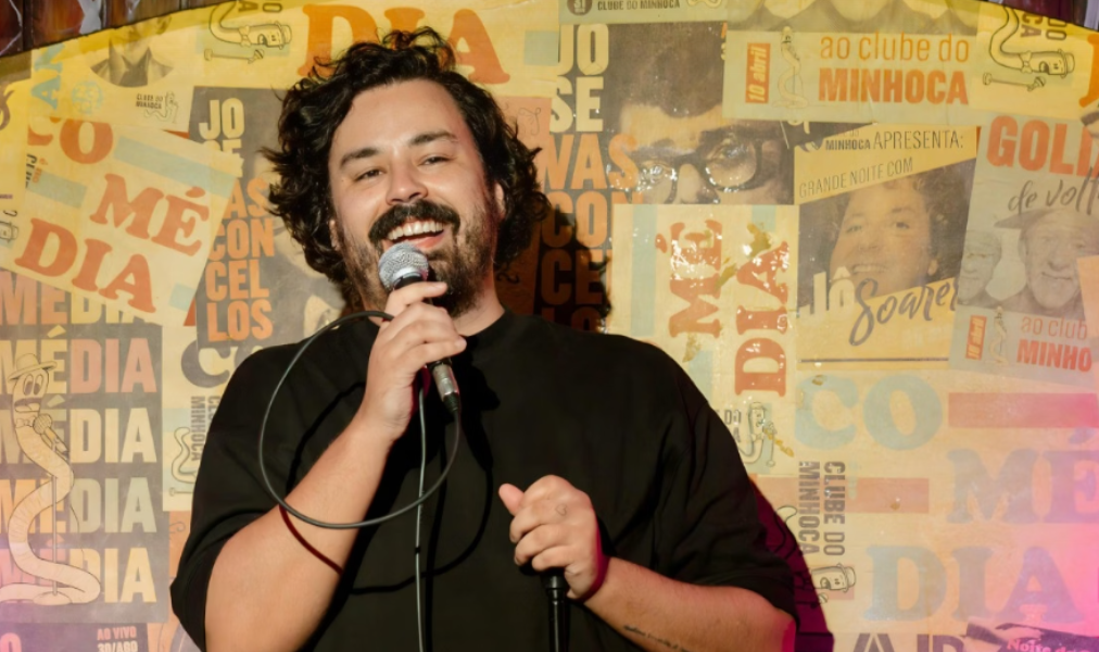 Fernando Pedrosa em apresentação de stand-up comedy no palco