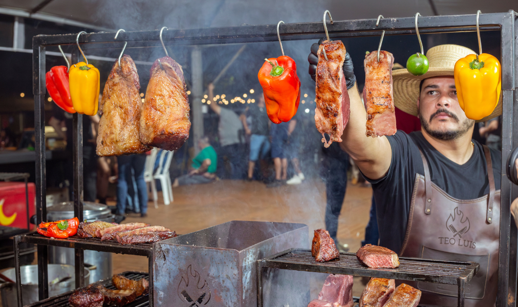 Assadores competem em prova de fogo de chão no Festival Internacional da Carne 2025