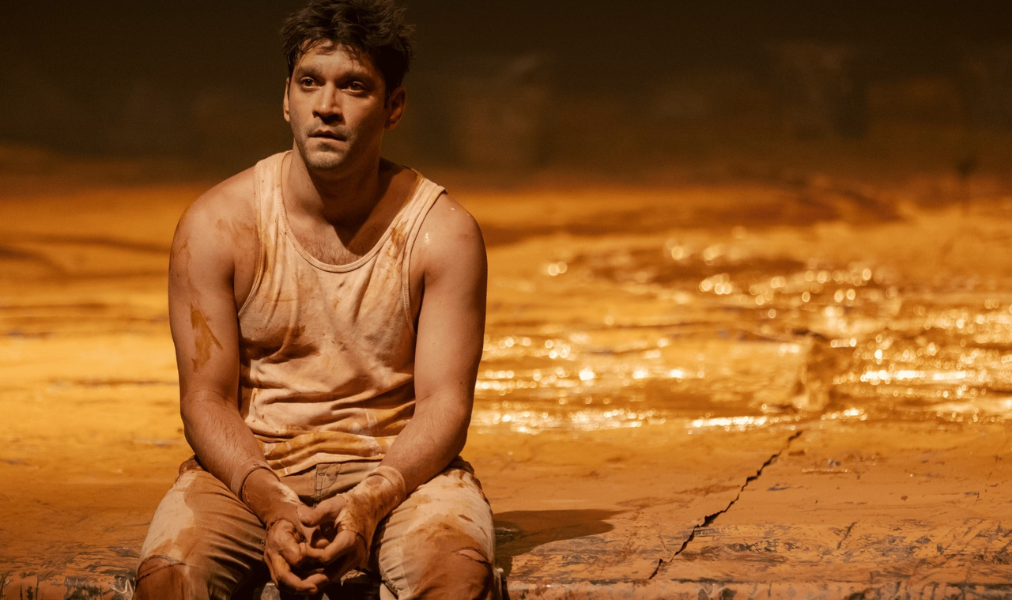 Ator Armando Babaioff em “Tom na Fazenda”, peça encenada no Festival Internacional de Teatro de Dourados