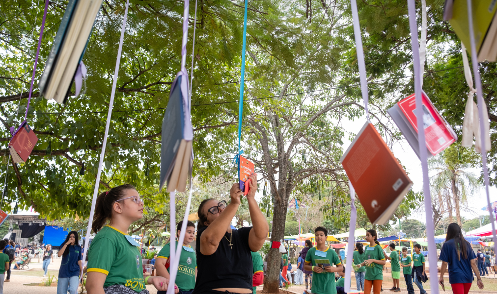 Público participa das atividades da Feira Literária de Bonito 2025 nesta quinta-feira