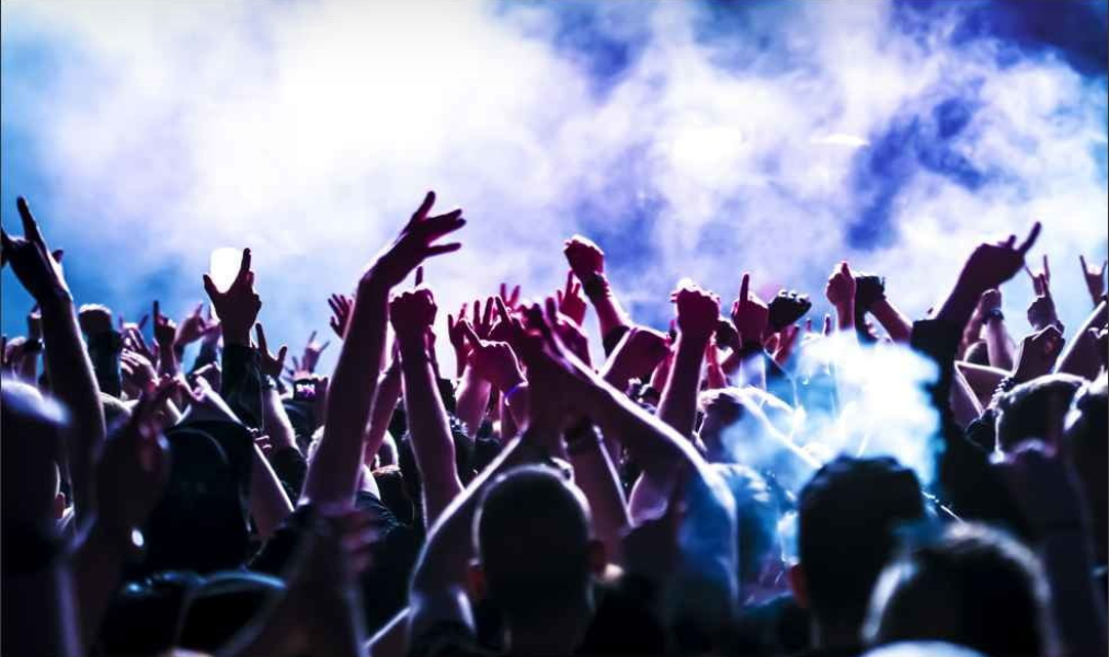 Público dançando em festa eletrônica em Campo Grande