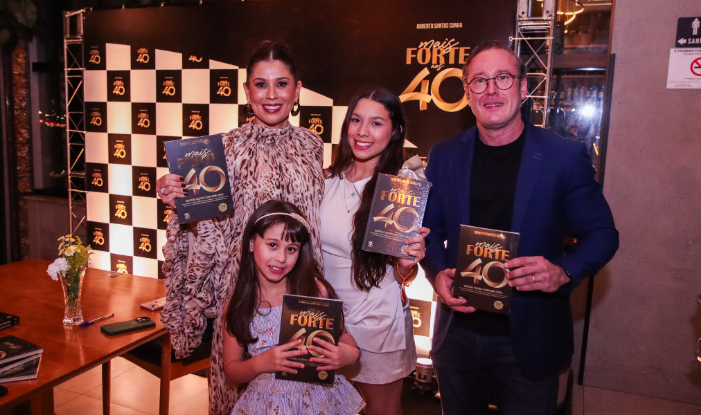 Público prestigia noite de autógrafos do livro Mais Forte aos 40, no Restaurante Olívia