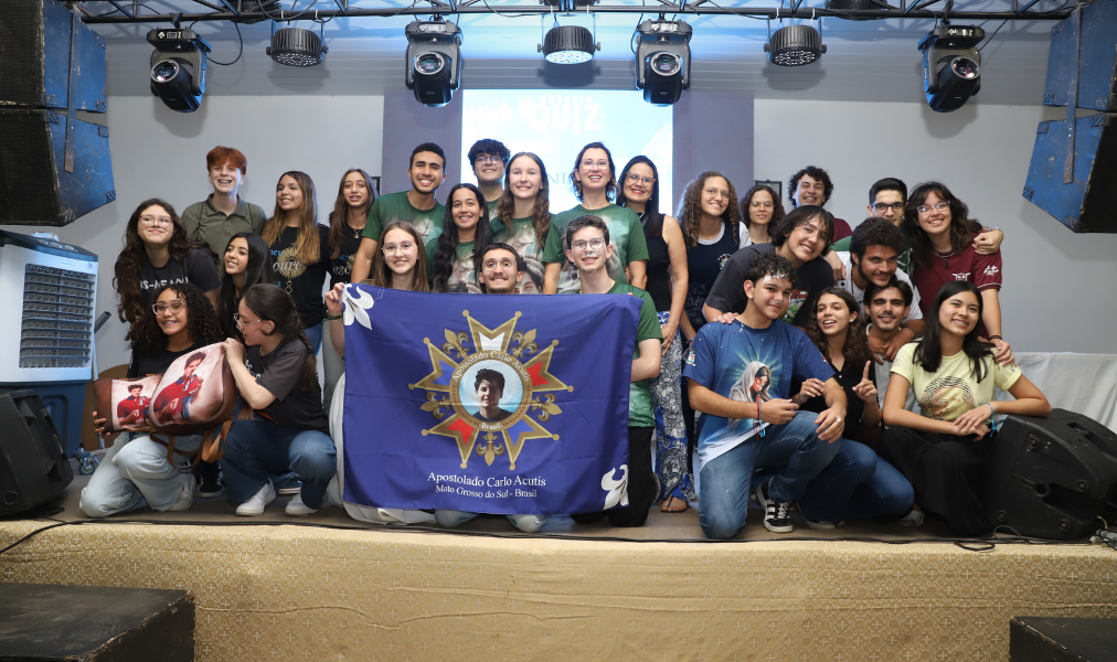 Equipe vencedora do Quiz Carlo Acutis exibe o Troféu Carlo Acutis