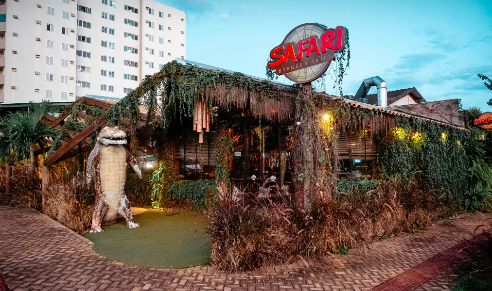 Fachada do Safari Burger & Grill em Campo Grande, local da festa de aniversário de 15 anos