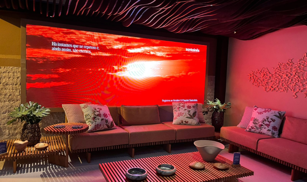 Vista do Refúgio Santa Inês na CASACOR MS 2025 com painel de LED exibindo o pôr do sol de Campo Grande.