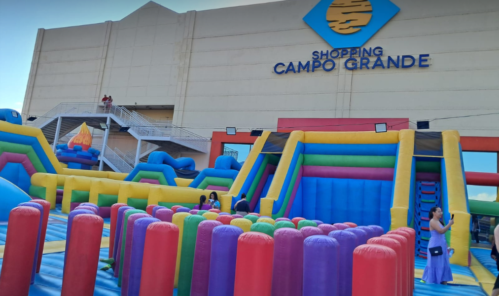 Crianças se divertem no Adoleta Jump Park no Shopping Campo Grande.