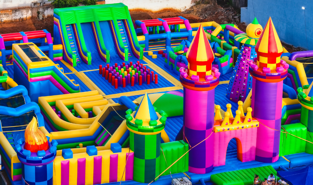 Público se diverte no Adoleta Jump Park, maior parque inflável da América Latina em Campo Grande