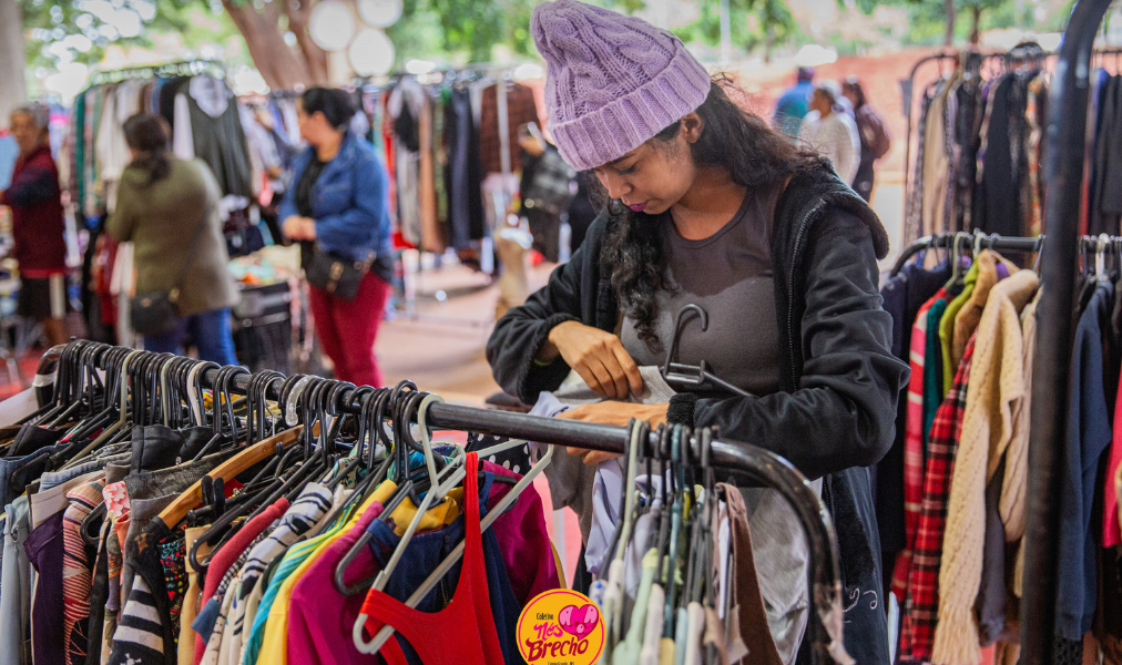 Consumidores garimpando roupas e acessórios no evento de moda sustentável em Campo Grande