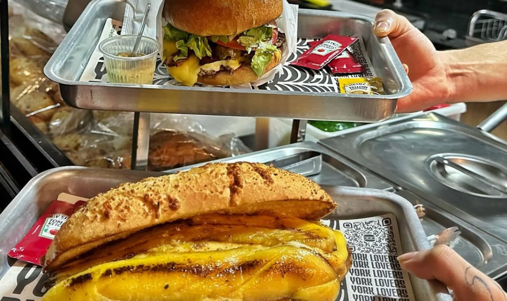 Burger artesanal da York Sandwich servido na promoção de inauguração.