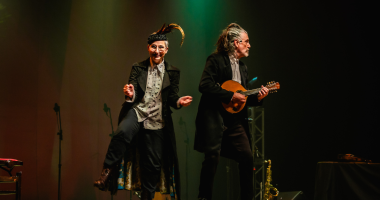 Cena do espetáculo A Sbørnia Kontr’Atracka com Hique Gomez no palco