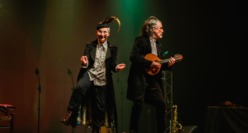 Cena do espetáculo A Sbørnia Kontr’Atracka com Hique Gomez no palco