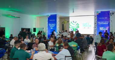 Autoridades durante o lançamento oficial da ExpoRibas 2026 em Ribas do Rio Pardo.