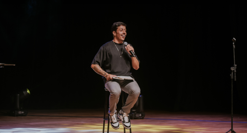 Renato Albani apresenta o show “A Ignorância é uma Dádiva” em Campo Grande.