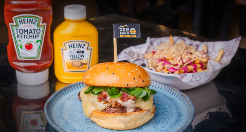 Hambúrguer artesanal servido durante o Burger Fest 2025 em Campo Grande.