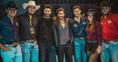 Foto mostra Munhoz e Mariano ao lado de integrantes do Curral 67 durante encontro em Campo Grande.