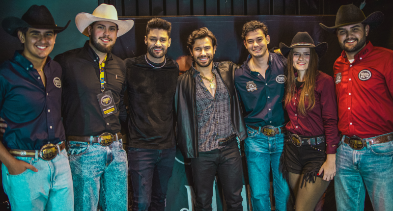 Foto mostra Munhoz e Mariano ao lado de integrantes do Curral 67 durante encontro em Campo Grande.