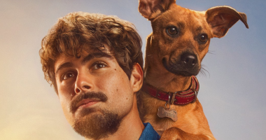 Rafael Vitti em cena com o cachorro Amendoim no filme “Caramelo”, da Netflix