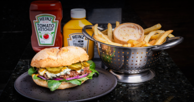 Hambúrguer artesanal The Gorgon e batatas rose no Burger Fest 2025 em Campo Grande.