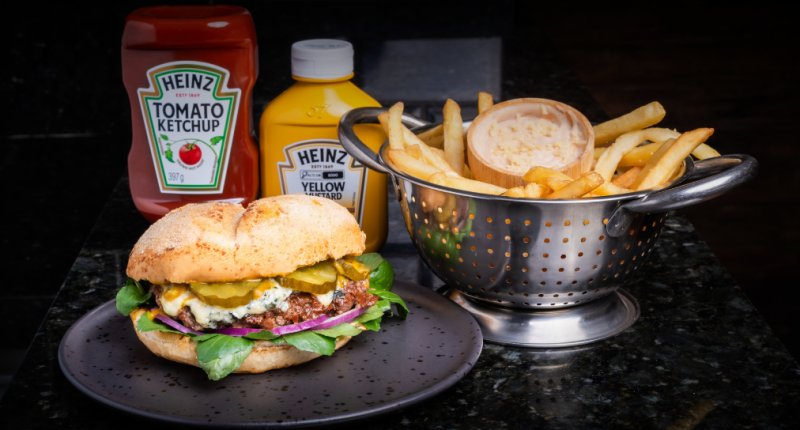 Hambúrguer artesanal The Gorgon e batatas rose no Burger Fest 2025 em Campo Grande.