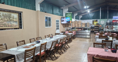 Ambiente interno e área externa da pizzaria Di Drayton Pizzas, na Vila Planalto
