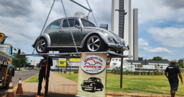 Fuscas no estacionamento do Comper Itanhangá durante o evento solidário