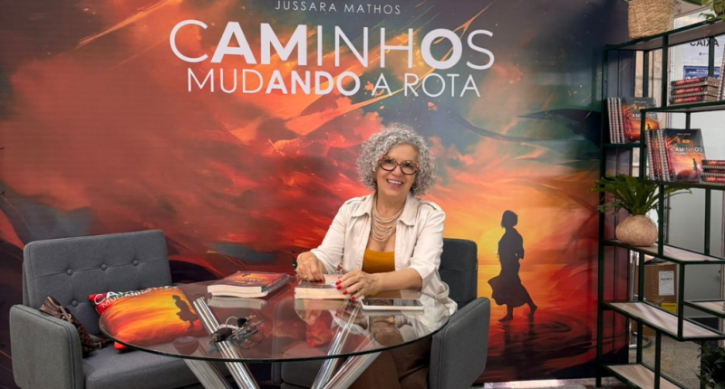 A escritora Jussara Mathos durante o lançamento do livro “Caminhos – Mudando a Rota” na Bienal Pantanal