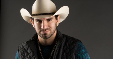 Loubet se apresenta no palco durante o aniversário de um ano do Curral 67, no Gran Murano Buffet