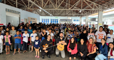 Alunos assistem à apresentação do projeto Música Erudita nas Escolas.