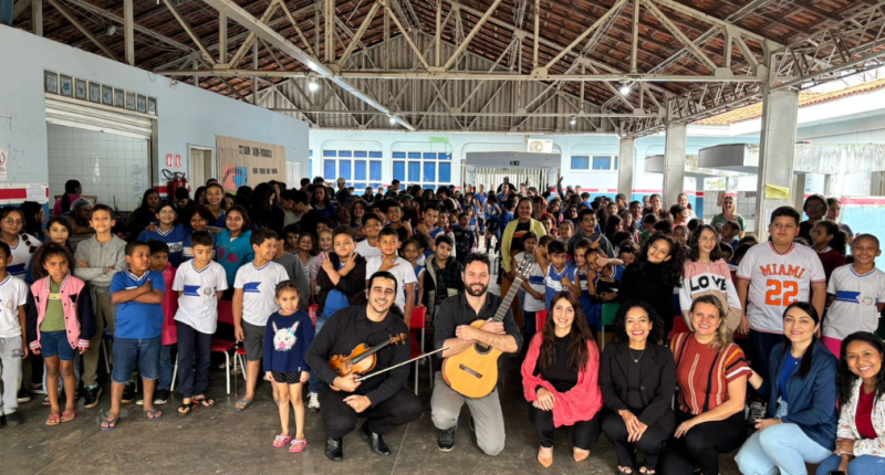 Alunos assistem à apresentação do projeto Música Erudita nas Escolas.