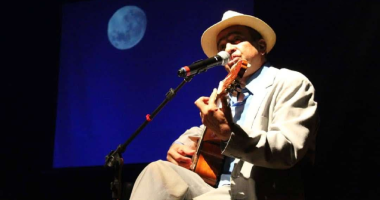 Sandro Bacelar interpreta clássicos de Noel Rosa no palco