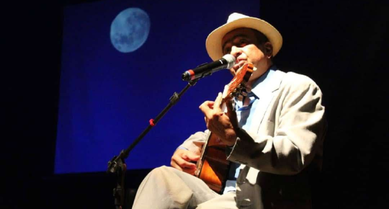 Sandro Bacelar interpreta clássicos de Noel Rosa no palco