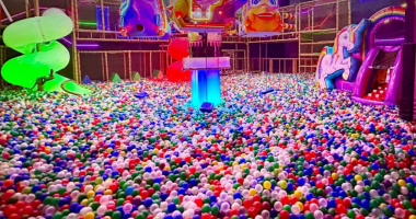 Crianças participam da Caça aos Doces no Norte Sul Plaza durante o Halloween.