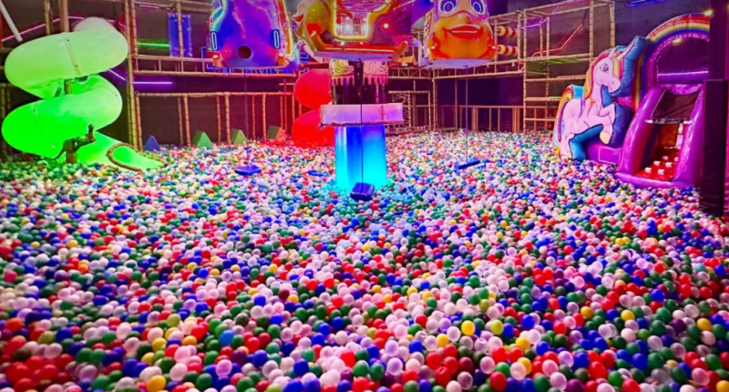 Crianças participam da Caça aos Doces no Norte Sul Plaza durante o Halloween.