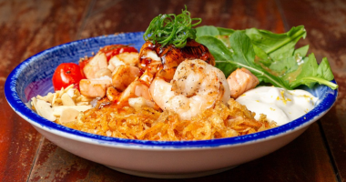 Chef Edu Rejala apresenta o Poke San Andrés, prato caribenho criado para o Festival Bar em Bar 2025