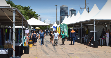 Participantes entregam materiais recicláveis no Drive-Thru da Reciclagem, em frente ao Bioparque Pantanal, durante ação de sustentabilidade em Campo Grande