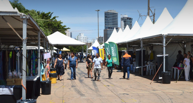 Participantes entregam materiais recicláveis no Drive-Thru da Reciclagem, em frente ao Bioparque Pantanal, durante ação de sustentabilidade em Campo Grande
