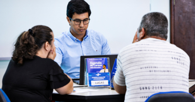 Equipe do Sebrae atende empreendedores no Supermercado Pires em Campo Grande