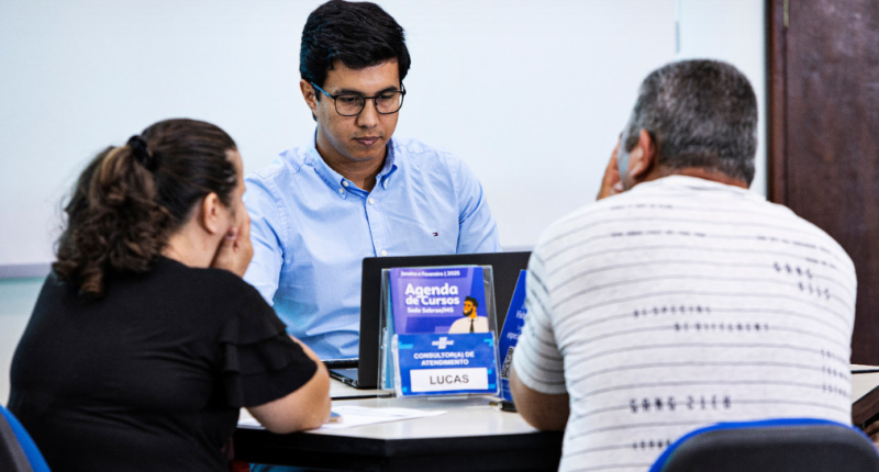 Equipe do Sebrae atende empreendedores no Supermercado Pires em Campo Grande