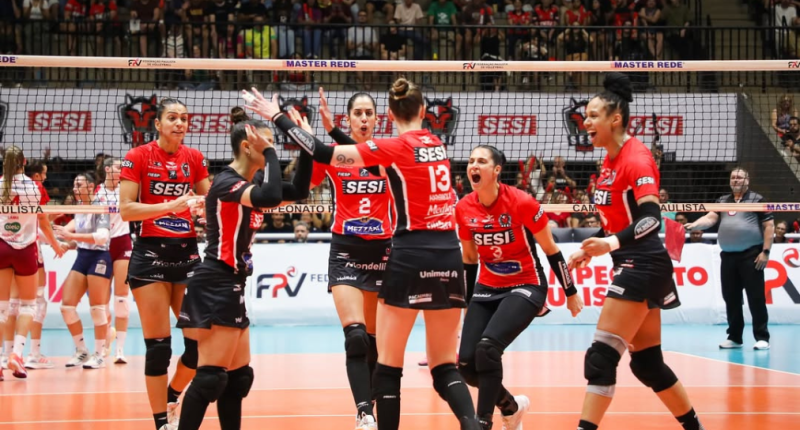 Jogadoras de Osasco e Sesi Bauru durante aquecimento antes da final da Supercopa