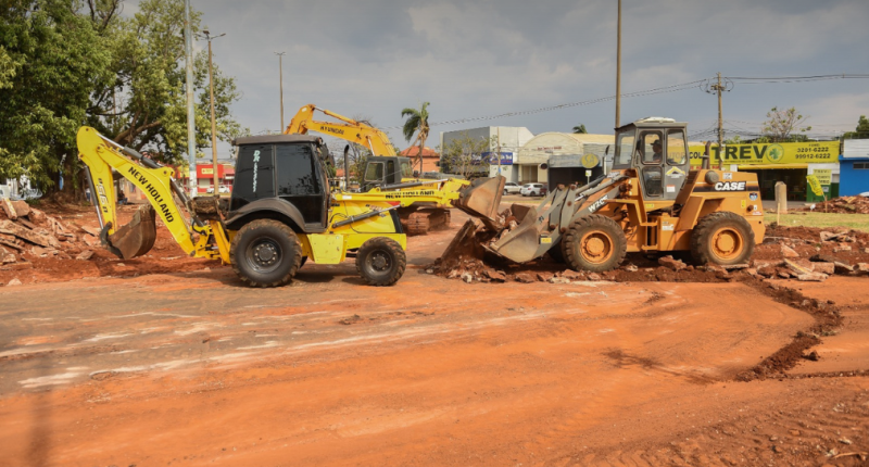 Intervenção viária no Trevo Imbirussu em andamento com agentes orientando o trânsito