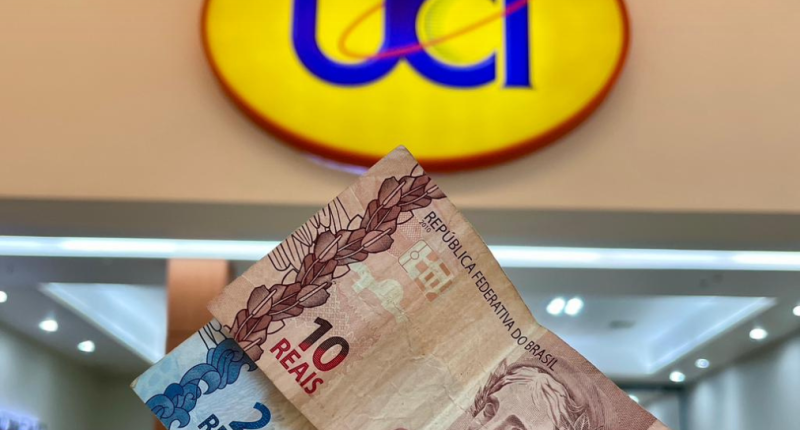 Fachada da UCI Bosque dos Ipês, no shopping Bosque dos Ipês, com público chegando para as sessõe