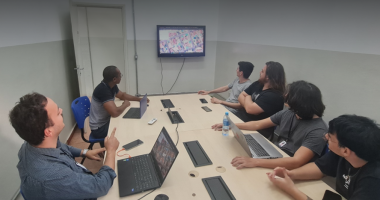 Centro de Controle de Operações da Águas Guariroba monitora em tempo real o sistema de abastecimento de Campo Grande/MS, com apoio de tecnologia e parceria da UFMS para prever vazão e garantir água 24h por dia.